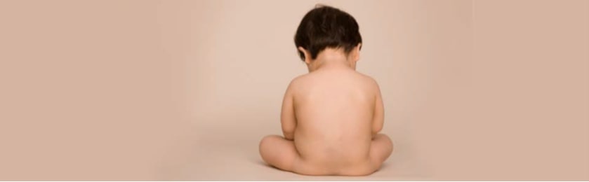 【無添加】ホホバオイルを使った赤ちゃんの保湿ケアのコツとは？のアイキャッチ画像