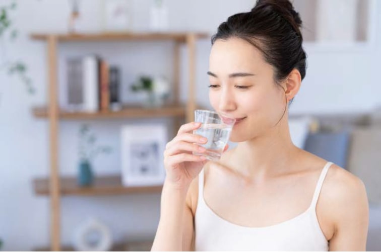 ツバメの巣を毎日の健康習慣に取り入れる女性のイメージ