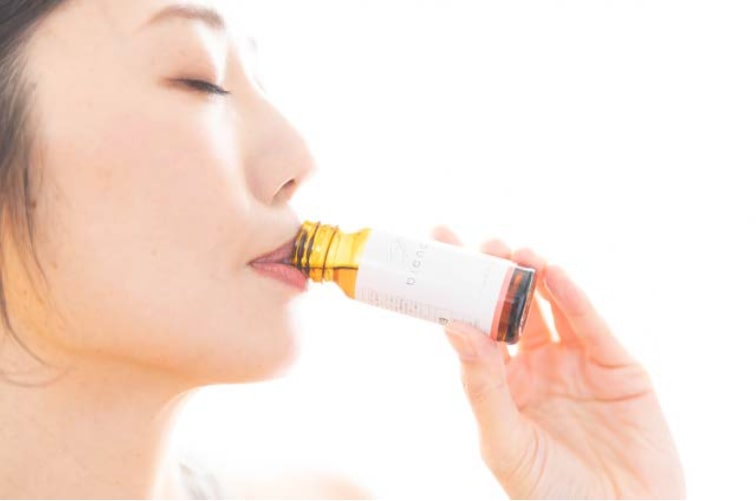 ツバメの巣ドリンクの飲みやすさや美容習慣を表現した女性のイメージ